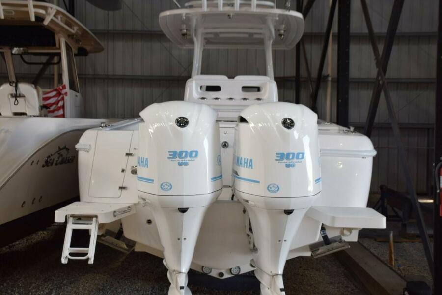 32' 2017 Intrepid 327 CC