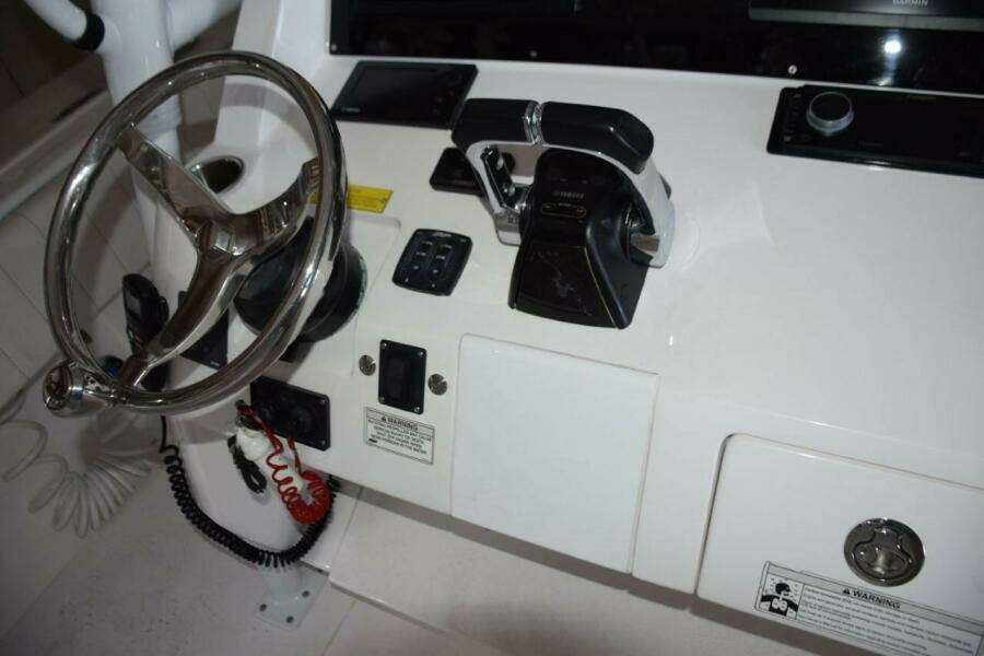  Tiltable Helm Wheel Yamaha Control Binnacle And Digital Engine Display, Bow Thruster And Trim Tab Controls.