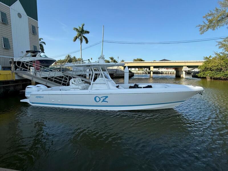 32' 2017 Intrepid 327 CC