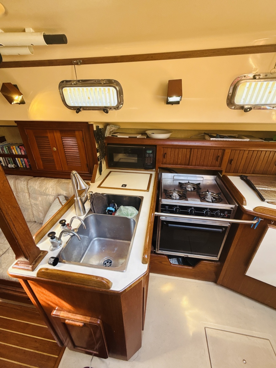 38' 1995 Island Packet 37