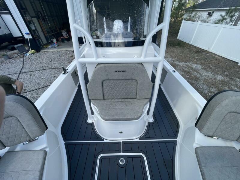 24' 2023 Sea Pro 248 DLX