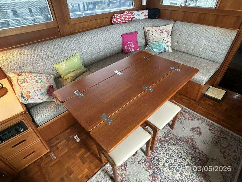 42' Grand Banks salon table1