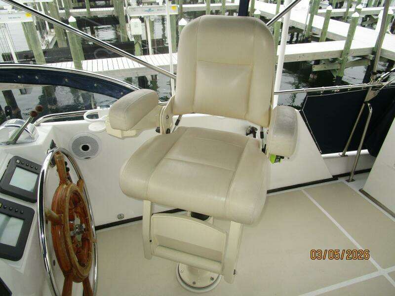 42' Grand Banks helmseat
