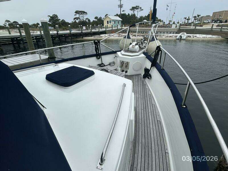 42' Grand Banks foredeck1