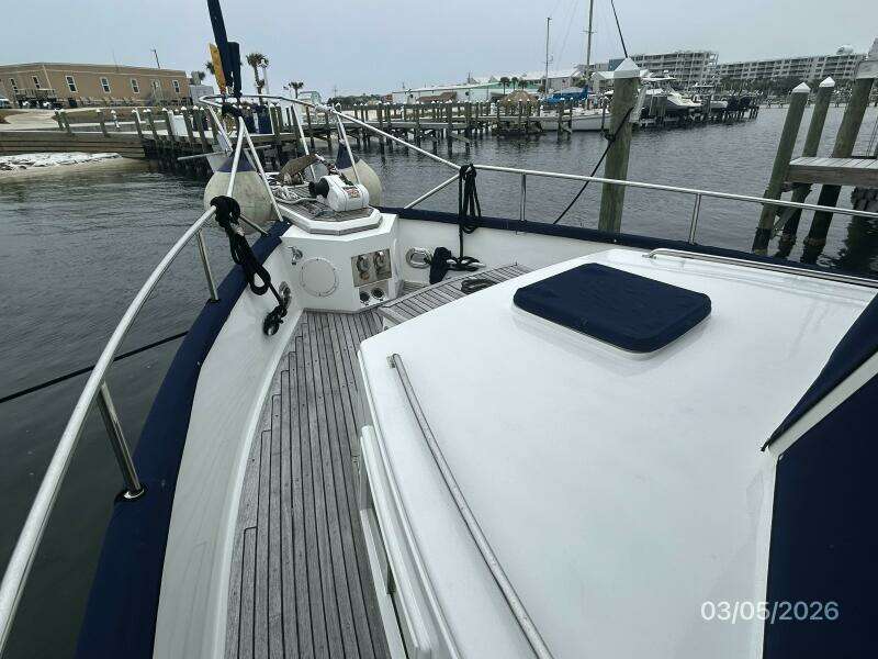 42' Grand Banks foredeck2