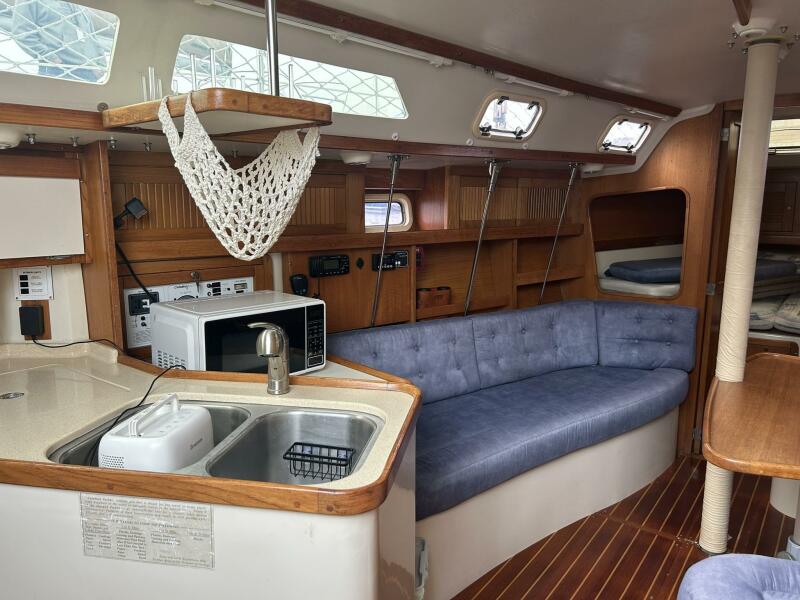 32' 1995 Catalina 320