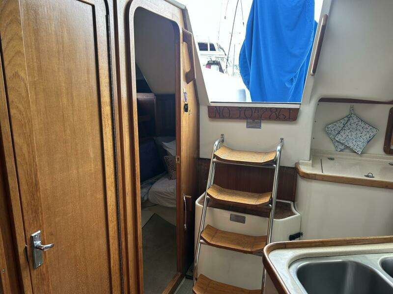 1995 Catalina 320 Study Hull