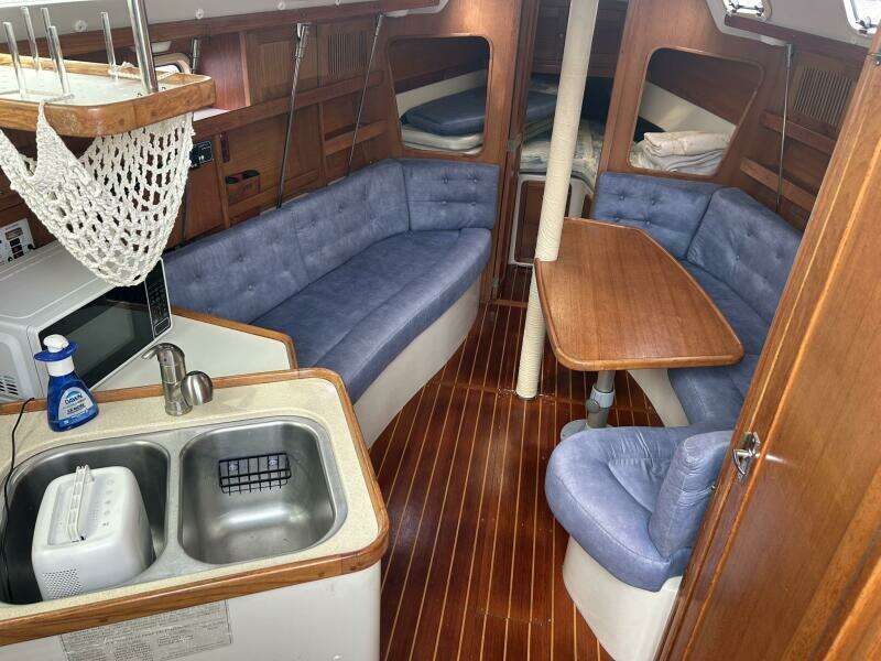 1995 Catalina 320 Study Hull