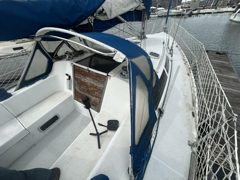 32' 1995 Catalina 320