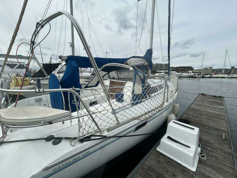 1995 Catalina 320 Study Hull