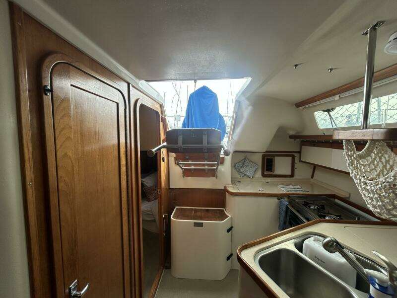 1995 Catalina 320 Study Hull