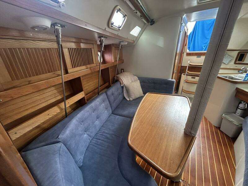 1995 Catalina 320 Study Hull