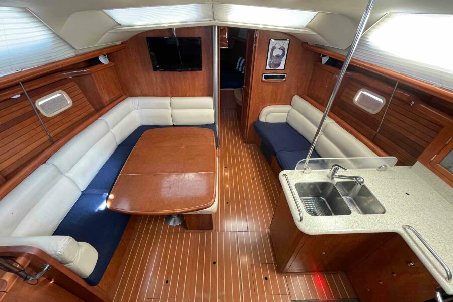 45' 2010 Hunter 45 Center Cockpit