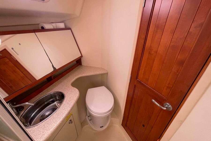 45' 2010 Hunter 45 Center Cockpit