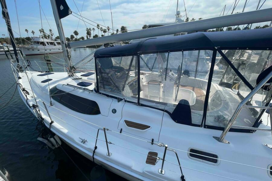 45' 2010 Hunter 45 Center Cockpit