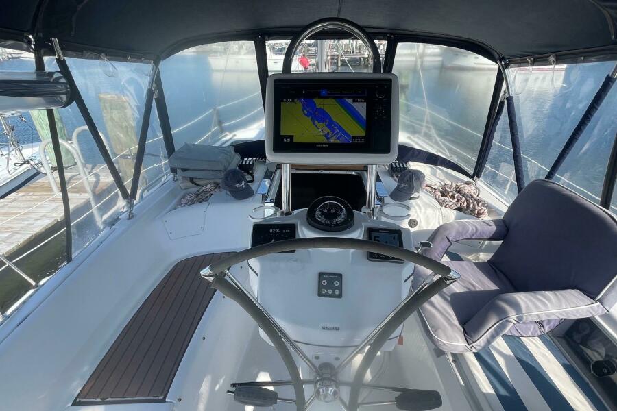 45' 2010 Hunter 45 Center Cockpit
