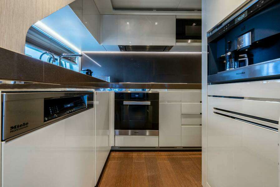 2018 Dominator Yachts Dominator Ilumen