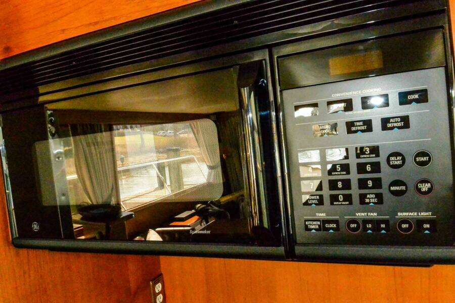 Galley microwave 