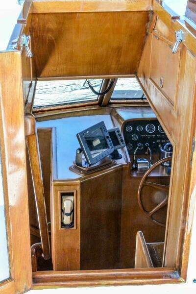 flybridge stairs to pilothouse 