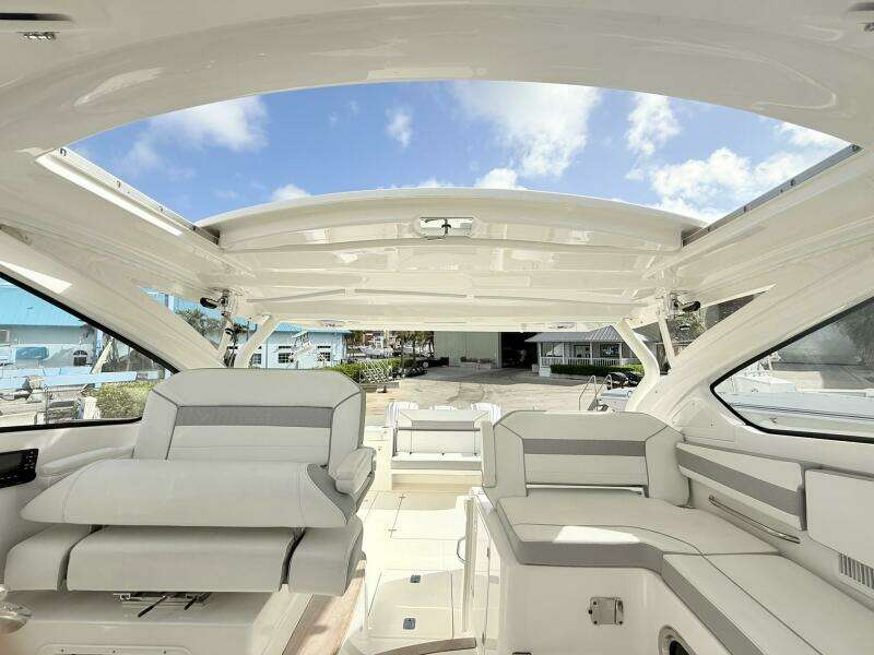 Pursuit 365 DC - SALTY GIRL - Sunroof