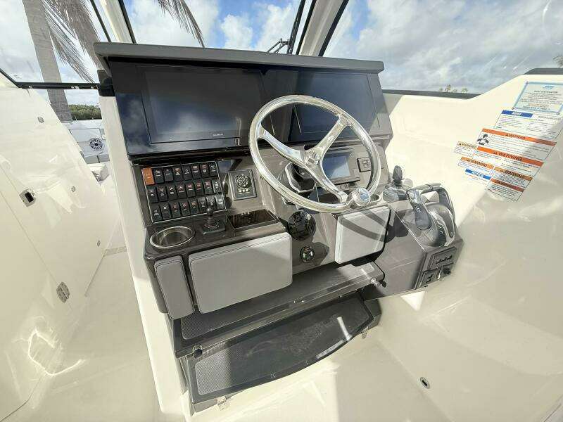 Pursuit 365 DC - SALTY GIRL - Helm Station