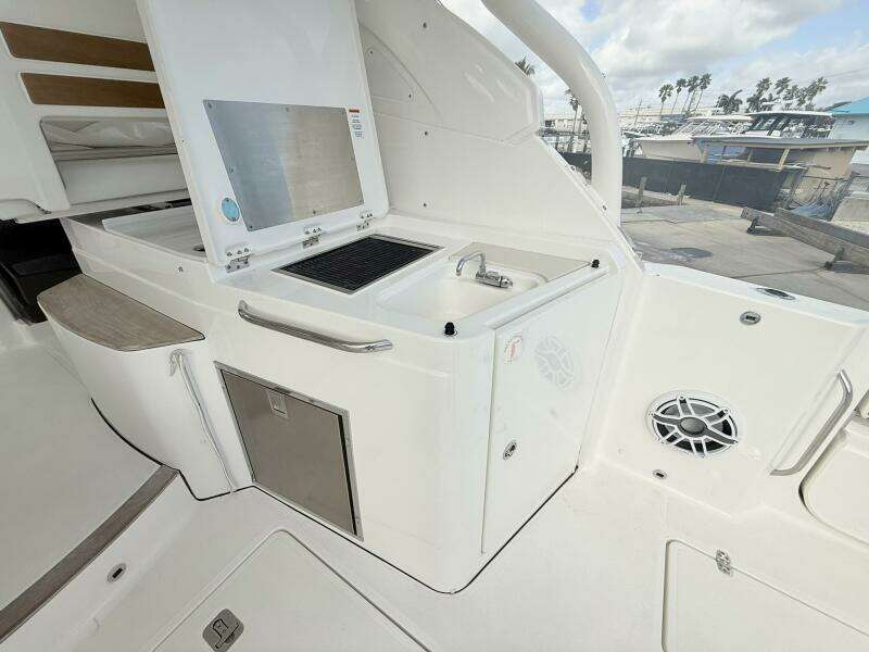 Pursuit 365 DC - SALTY GIRL - Summer Kitchen