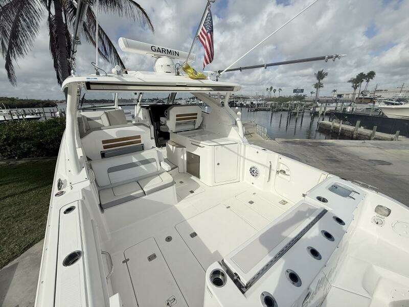 Pursuit 365 DC - SALTY GIRL - Cockpit