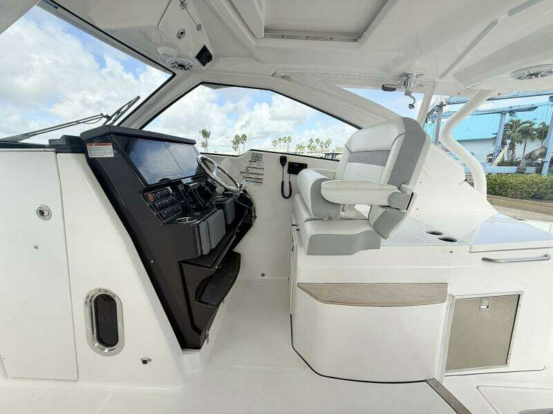 Pursuit 365 DC - SALTY GIRL - Helm