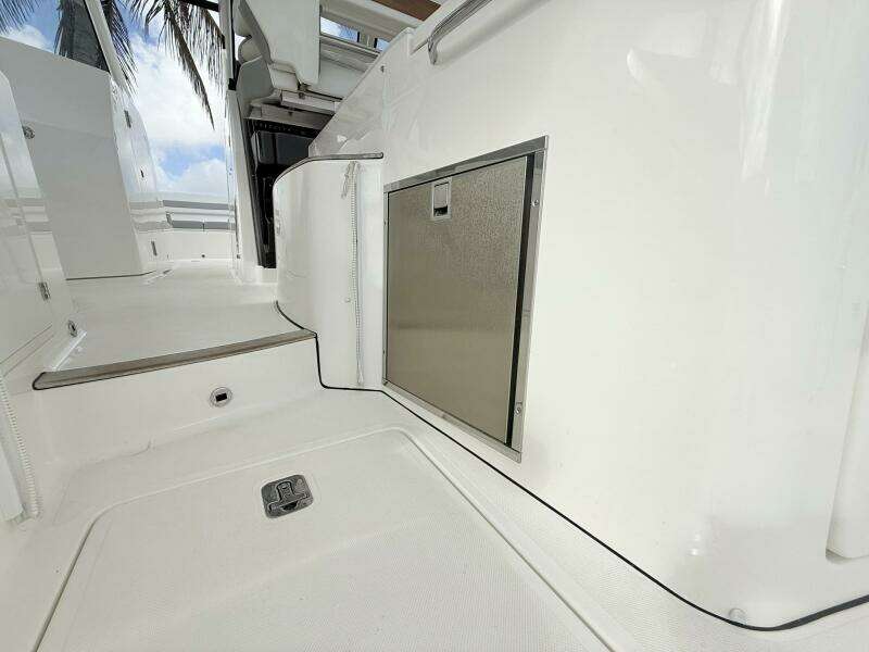 Pursuit 365 DC - SALTY GIRL - Refrigerator 