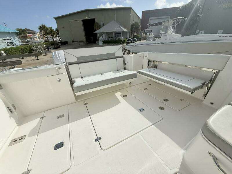 Pursuit 365 DC - SALTY GIRL - Cockpit Seating