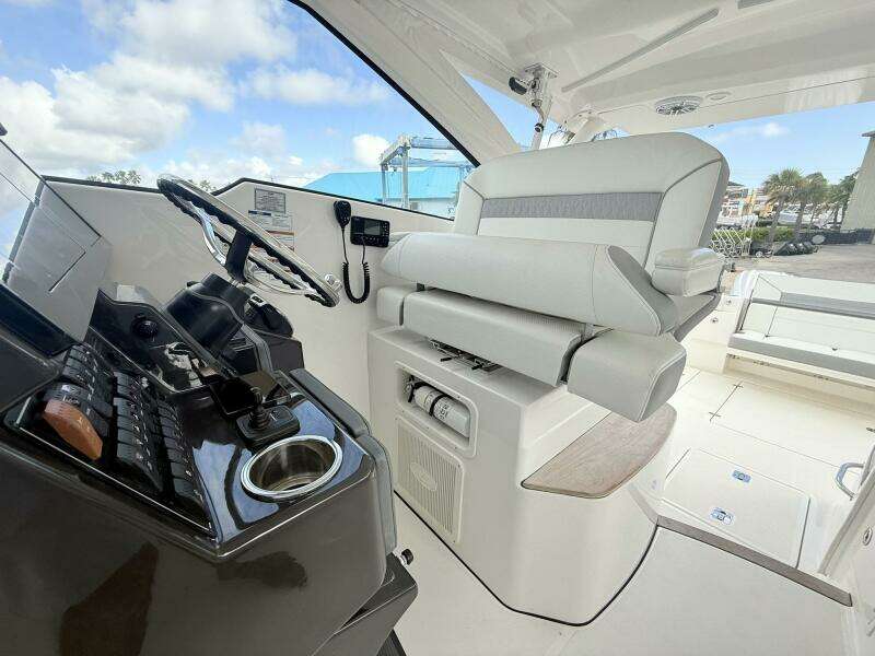 Pursuit 365 DC - SALTY GIRL - Helm