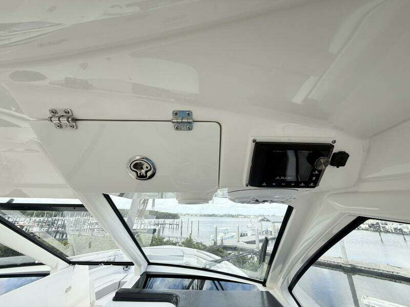 Pursuit 365 DC - SALTY GIRL - Helm Stereo 