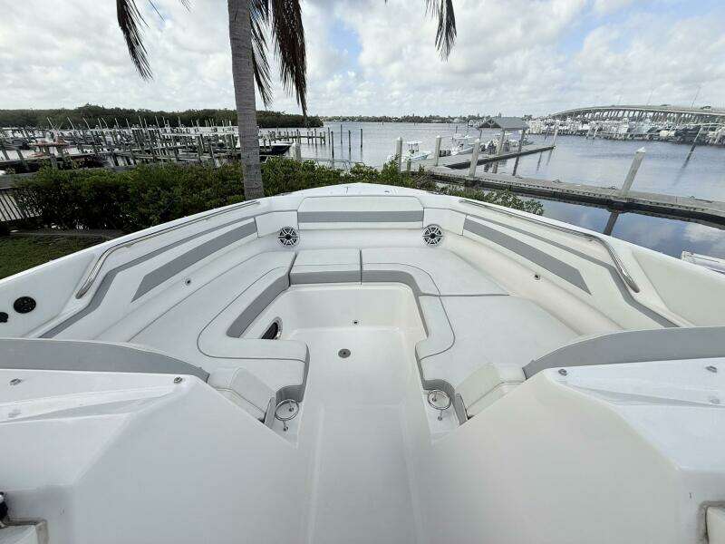 Pursuit 365 DC - SALTY GIRL - Bow