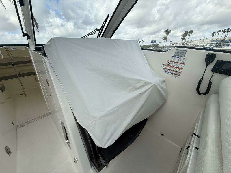 Pursuit 365 DC - SALTY GIRL - Helm Cover