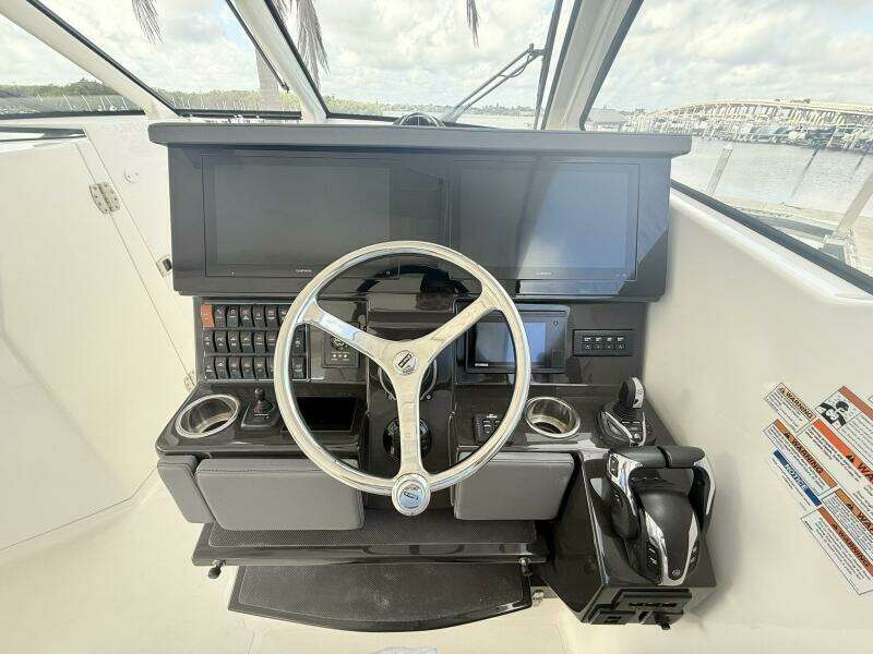 Pursuit 365 DC - SALTY GIRL - Helm Station