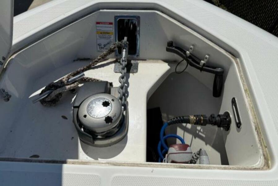 33' 2018 Boston Whaler 