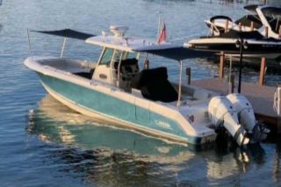 33' 2018 Boston Whaler 