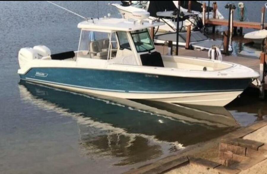 33' 2018 Boston Whaler 