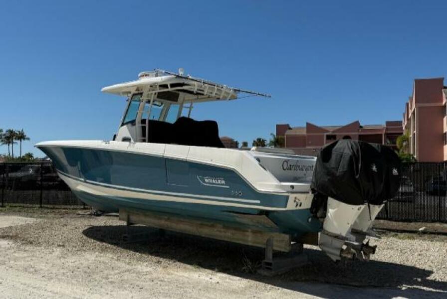 33' 2018 Boston Whaler 