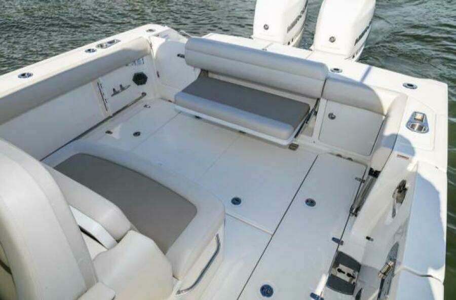 BW 330 OUTRAGE 33ft Boston Whaler Yacht For Sale