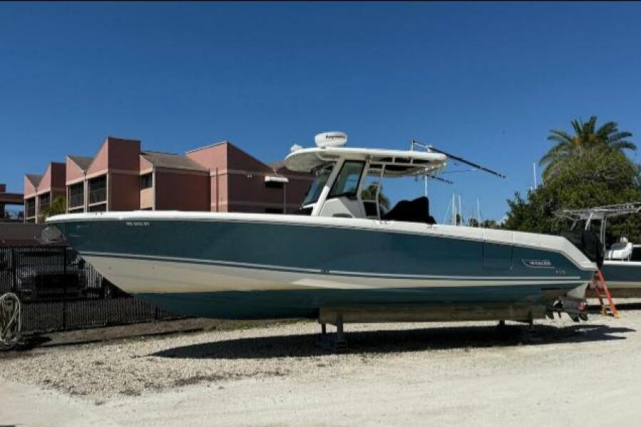 33' 2018 Boston Whaler 