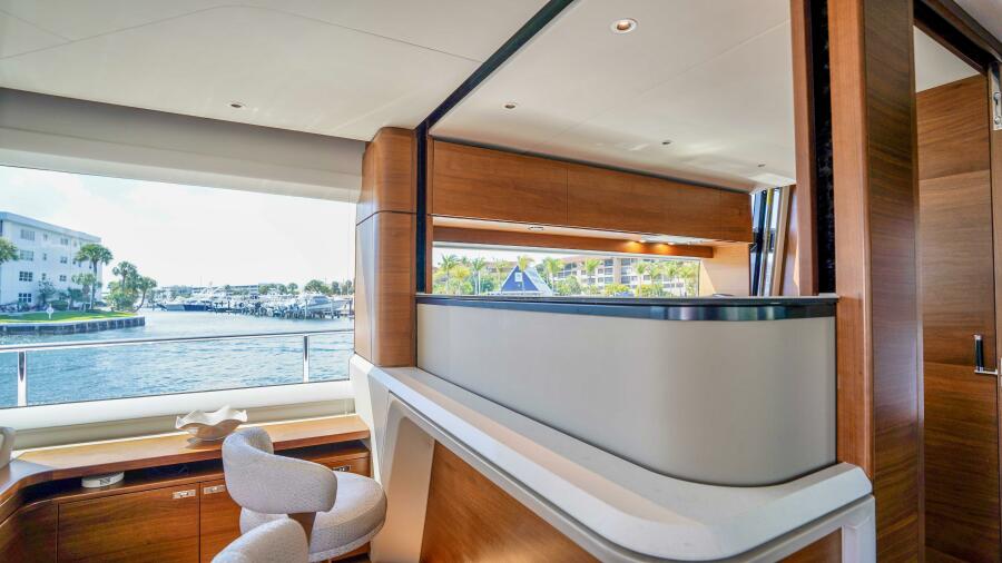 85' 2021 Princess Y85