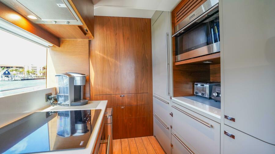 85' 2021 Princess Y85