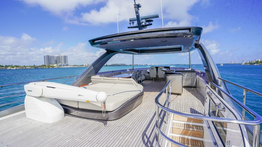 85' 2021 Princess Y85