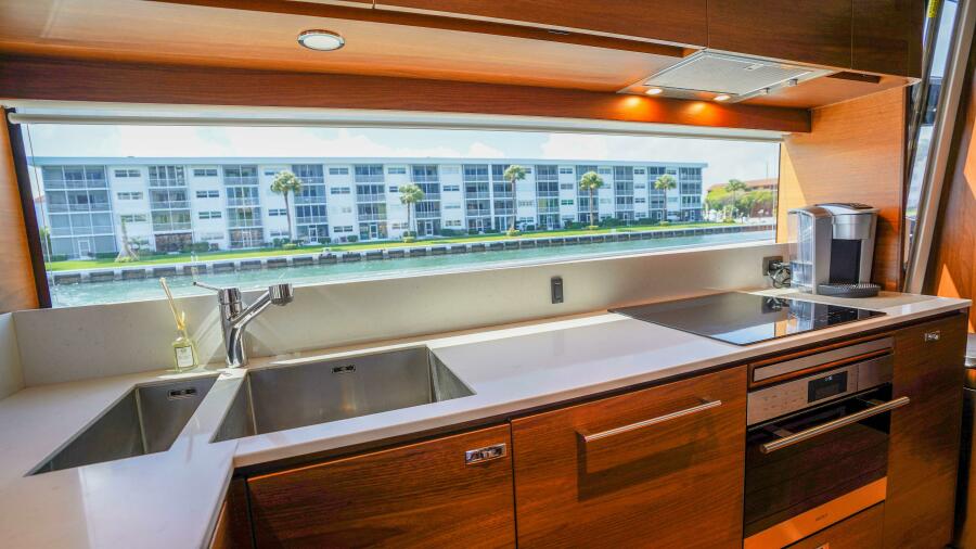 85' 2021 Princess Y85