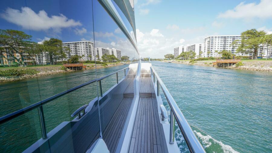 85' 2021 Princess Y85