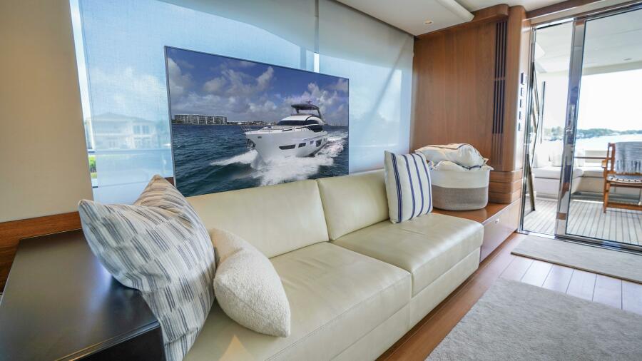 85' 2021 Princess Y85