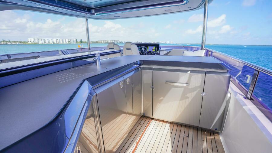 85' 2021 Princess Y85