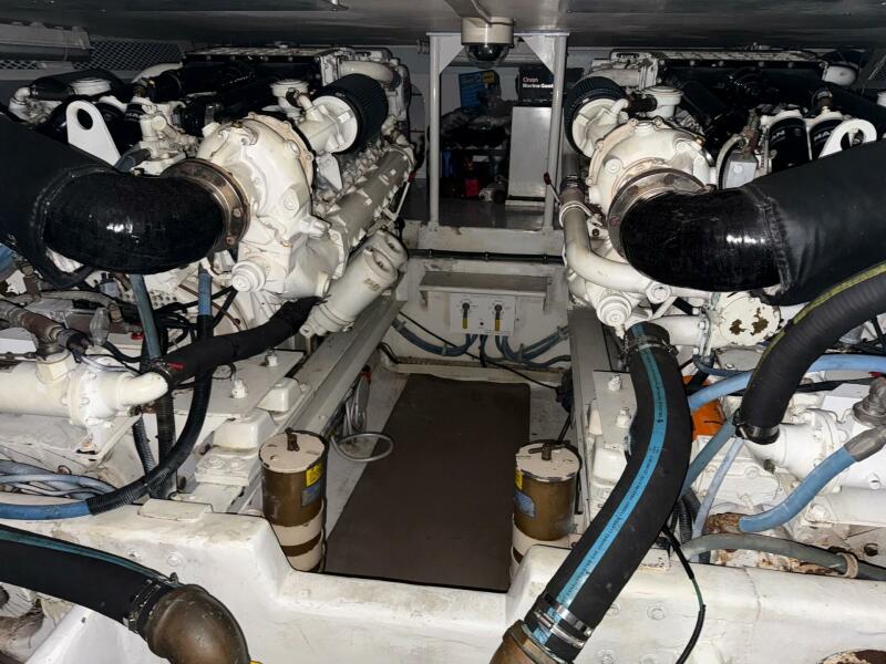 60' 1998 Viking Motor Yacht