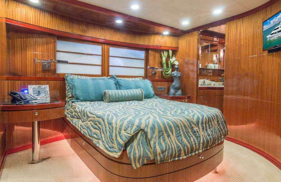 ROBIN S NEST 102ft Ocean Alexander Yacht For Sale
